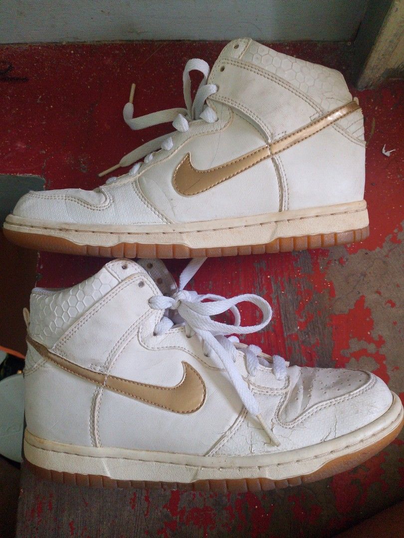 Nike 2011 dunk hi white gold sneakers (Category: Sneakers) located in Antipolo. Submitted by gavepsalmstuff (Listing ID 1416650469, Image 3). Description: what you see is what you get please check pics andyan na po lahat ng flaws.