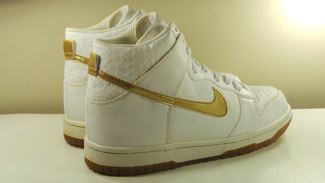 Nike 2011 dunk hi white gold sneakers (Category: Sneakers) located in Antipolo. Submitted by gavepsalmstuff (Listing ID 1416650469, Image 1). Description: what you see is what you get please check pics andyan na po lahat ng flaws.