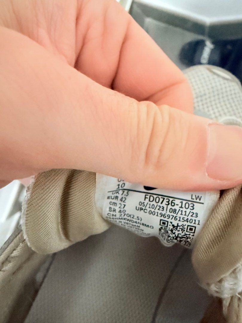 Nike FD0736 （分類：波鞋）位於 Hong Kong。 由 tinllau77 提交（商品編號 1416747872，圖片 5）。簡介： Nike 運動鞋，米白色。鞋面有網眼設計，鞋側有Nike標誌。鞋底有磨損痕跡。鞋碼為US 10, EUR 42, CM 27。型號為FD0736-103。鞋舌上有Nike標誌。鞋後跟有提帶設計。。