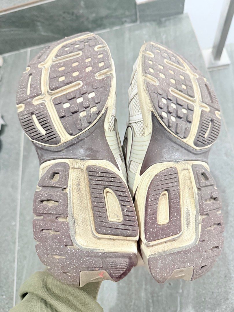 Nike FD0736 （分類：波鞋）位於 Hong Kong。 由 tinllau77 提交（商品編號 1416747872，圖片 4）。簡介： Nike 運動鞋，米白色。鞋面有網眼設計，鞋側有Nike標誌。鞋底有磨損痕跡。鞋碼為US 10, EUR 42, CM 27。型號為FD0736-103。鞋舌上有Nike標誌。鞋後跟有提帶設計。。