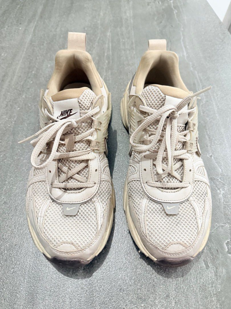 Nike FD0736 （分類：波鞋）位於 Hong Kong。 由 tinllau77 提交（商品編號 1416747872，圖片 2）。簡介： Nike 運動鞋，米白色。鞋面有網眼設計，鞋側有Nike標誌。鞋底有磨損痕跡。鞋碼為US 10, EUR 42, CM 27。型號為FD0736-103。鞋舌上有Nike標誌。鞋後跟有提帶設計。。