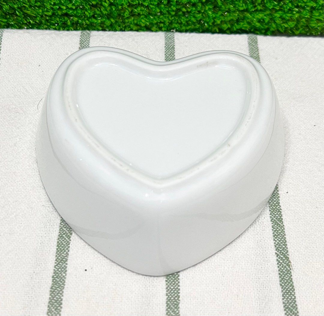 Peanuts Snoopy Ceramic Heart Bowl (Category: Other Kitchenware & Tableware) located in Binan City. Submitted by mayjhe (Listing ID 1416642148, Image 2). Description: 💛 For Sale 💛 🌸 Peanuts Snoopy 🍀 Ceramic Bowl 💰 Price is ₱ 150.00 👉 Other details posted / Check all the photo posted 🇵🇭 Location Biñan Laguna 🛵 Courier J& T and Lalamove 📋 Shipping by schedule 📍 NO COD & COP 📌 All items are carefully packed and labeled with Fragile sticke