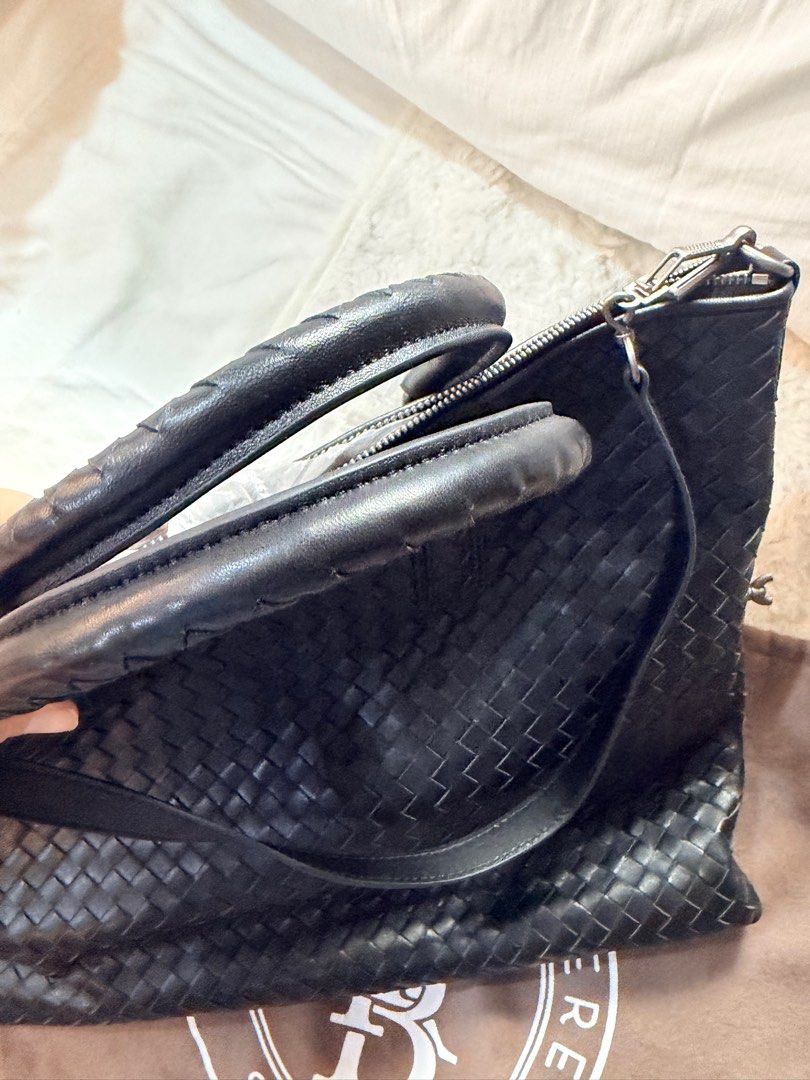 Preloved Things Remembered Mckenzie Medium Laptop Bag Black (Category: Luxury Bags & Wallets) located in Pasay City. Submitted by georgiaetc (Listing ID 1416833122, Image 2). Description: Lambskin tote with long strap 13x15 inches Retail price is 13800 .