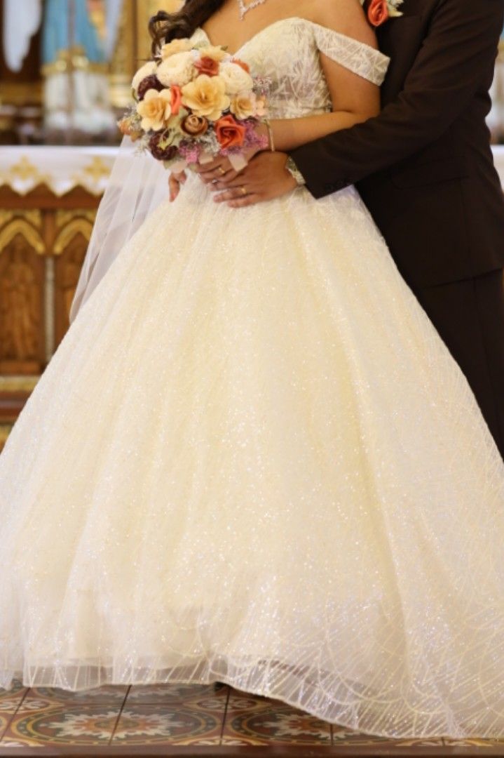 Reflective Off Shoulder Lace Wedding Dress (Category: Evening dresses & gowns) located in Rizal. Submitted by Babyfume (Listing ID 1416667583, Image 3). Description: - layered Reflective Off Shoulder Sweetheart neck Lace Wedding Dress - Size: M - Features an elegant off-shoulder design - Delicate lace detailing - used once - Perfect for weddings.