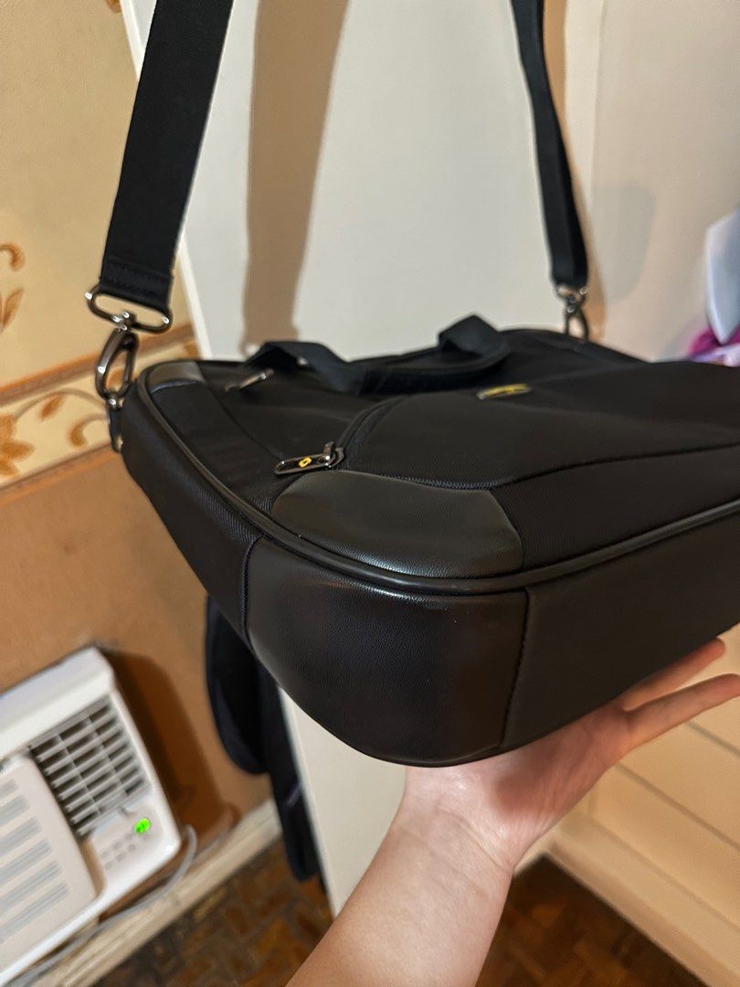 Samsonite Laptop Bag (Category: Laptop Bags & Sleeves) located in Quezon City. Submitted by adjesuss (Listing ID 1416797487, Image 3). Description: in very excellent condition. maraming compartments. kasya 16” laptop .