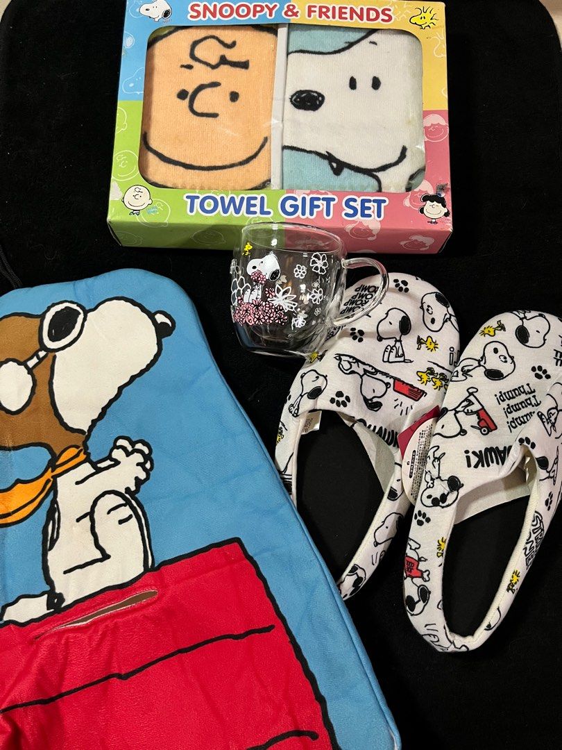 Snoopy assorted random stuff (Category: Storage Boxes & Baskets) located in Caloocan City. Submitted by snapshop_ph (Listing ID 1416740507, Image 1). Description: Tissue box cover- 280 Double wall glass- 350 Slippers-700 Towel set- 350 .