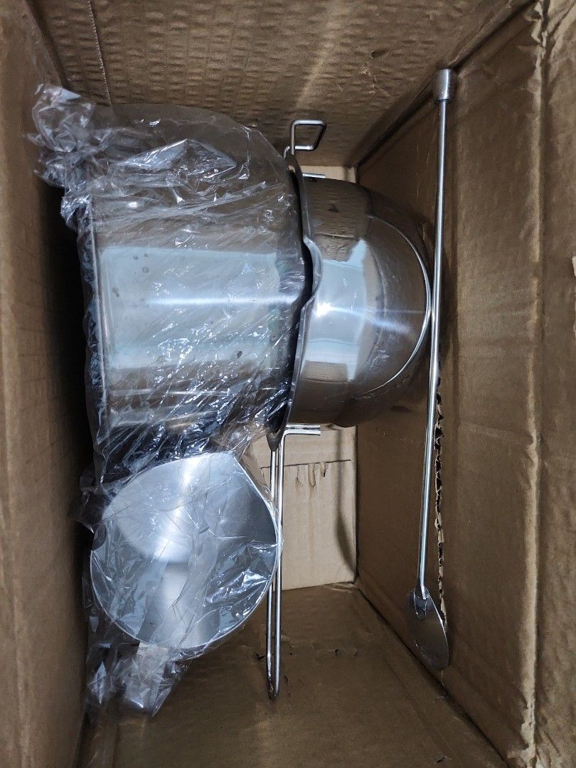 Stainless wax melting set (Category: Cookware & Accessories) located in Quezon City. Submitted by prelovedisle.ph (Listing ID 1416645382, Image 2). Description: Preloved used 1x wax or chocolate melting set, 4pcs included. Wysiwyg. #stainless #stainlessmeltingpot #meltingpot #chocolatemeltingpot .