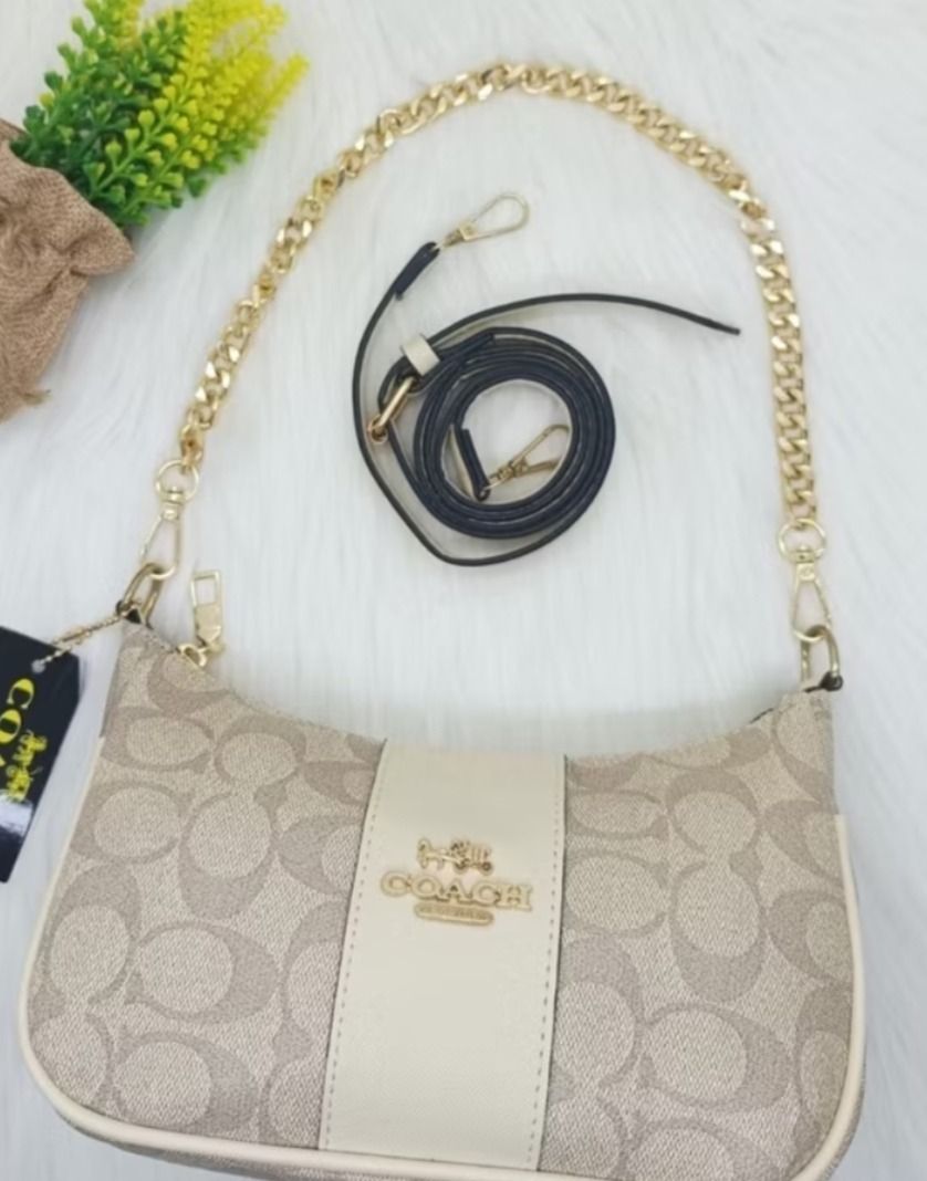 Tas Wanita Coach Rante Swinger Mini - CREAM (Kategori: Tas & Dompet) berada di Bogor. Dikirim oleh prelovedbysilz (ID iklan 1416655598, Gambar 2). Deskripsi: Kualitas Premium Size: 24 x 8 x 12 cm Bahan: kulit sintetis QUALITY Acecories: gold import Ada tali yg bukan rantai nya (free).