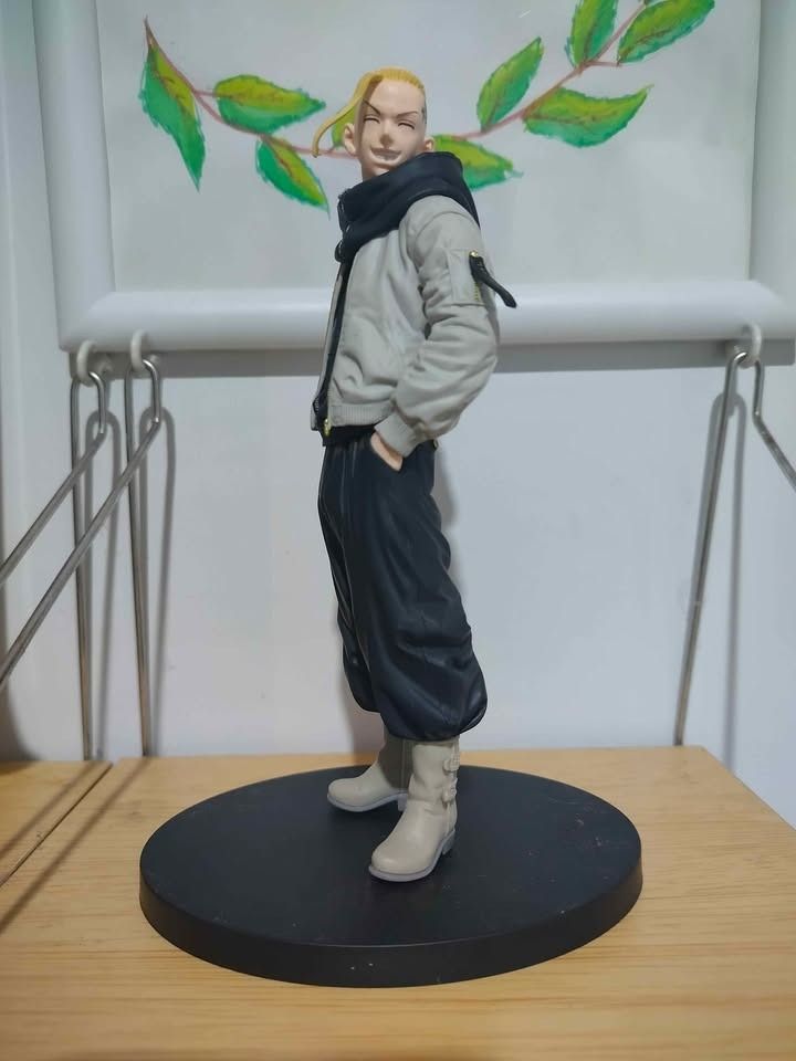 Original Tokyo Revengers Draken Figure Loose (Category: Figurines & Statues) located in Manila. Submitted by ramarket (Listing ID 1416788575, Image 1). Description: Tokyo Revengers | Draken figure > Loose, black base included > Details: Blonde hair, black scarf. > Condition: Like New.