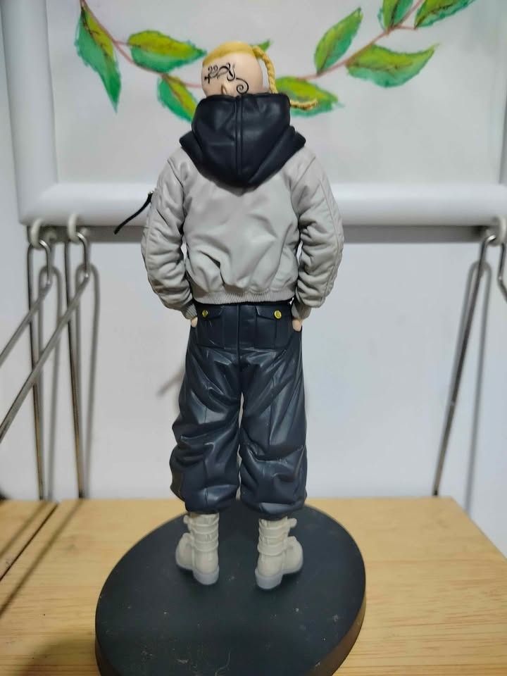 Original Tokyo Revengers Draken Figure Loose (Category: Figurines & Statues) located in Manila. Submitted by ramarket (Listing ID 1416788575, Image 3). Description: Tokyo Revengers | Draken figure > Loose, black base included > Details: Blonde hair, black scarf. > Condition: Like New.