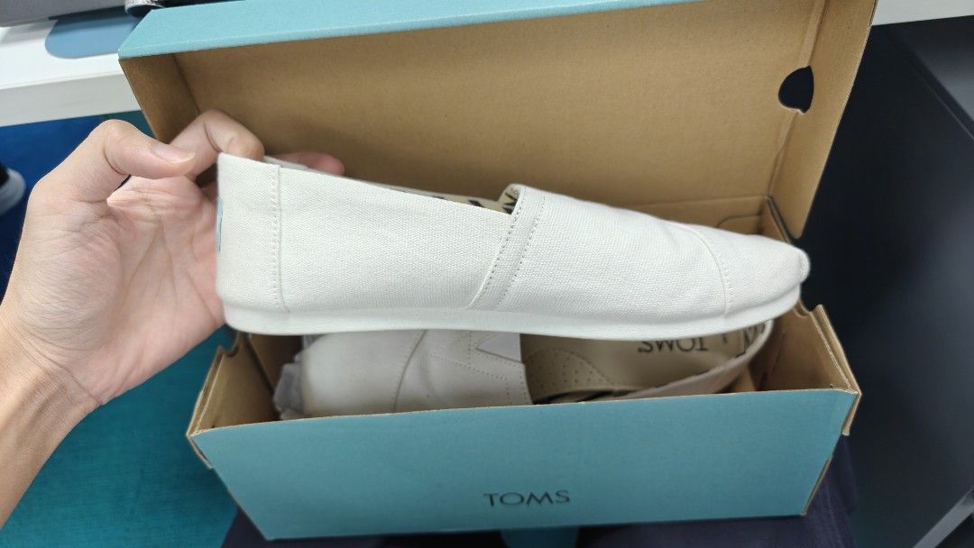 TOMS White Canvas Slip-on/slip on (Category: Sneakers) located in Quezon City. Submitted by rmdam (Listing ID 1416683438, Image 2). Description: - Like new white TOMS slip-on shoes (used 4 times) - Comes in the original box - Size: US 9 | CM 27 - White shoes.