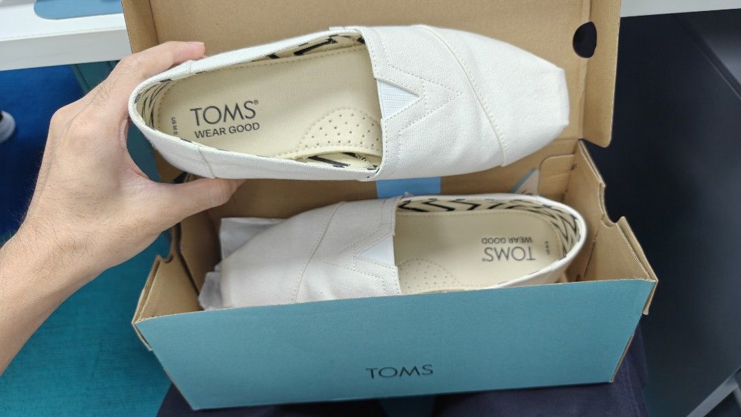 TOMS White Canvas Slip-on/slip on (Category: Sneakers) located in Quezon City. Submitted by rmdam (Listing ID 1416683438, Image 3). Description: - Like new white TOMS slip-on shoes (used 4 times) - Comes in the original box - Size: US 9 | CM 27 - White shoes.