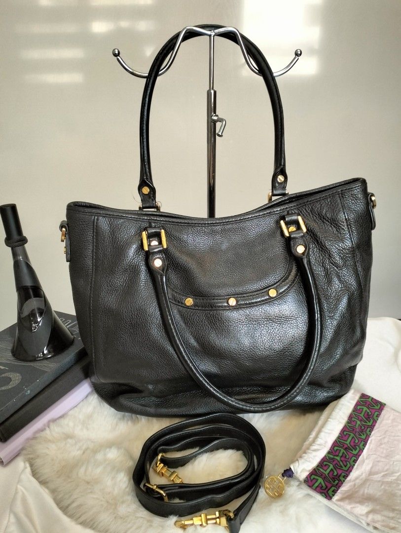 Tory Burch Amanda Hobo bag (Category: Luxury Bags & Wallets) located in Manila. Submitted by alayassulittipidfinds (Listing ID 1416805641, Image 3). Description: Tory Burch Amanda Hobo bag. Material: It is crafted from black pebbled leather. Hardware: The bag features gold-tone hardware, including the iconic Tory Burch logo medallion on the front flap pocket. Features: It includes dual handles and a detachable, adjustable shoulder or crossbody st