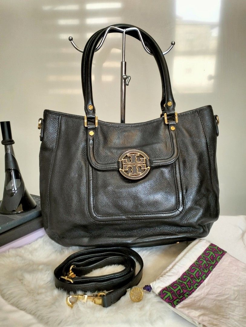 Tory Burch Amanda Hobo bag (Category: Luxury Bags & Wallets) located in Manila. Submitted by alayassulittipidfinds (Listing ID 1416805641, Image 2). Description: Tory Burch Amanda Hobo bag. Material: It is crafted from black pebbled leather. Hardware: The bag features gold-tone hardware, including the iconic Tory Burch logo medallion on the front flap pocket. Features: It includes dual handles and a detachable, adjustable shoulder or crossbody st