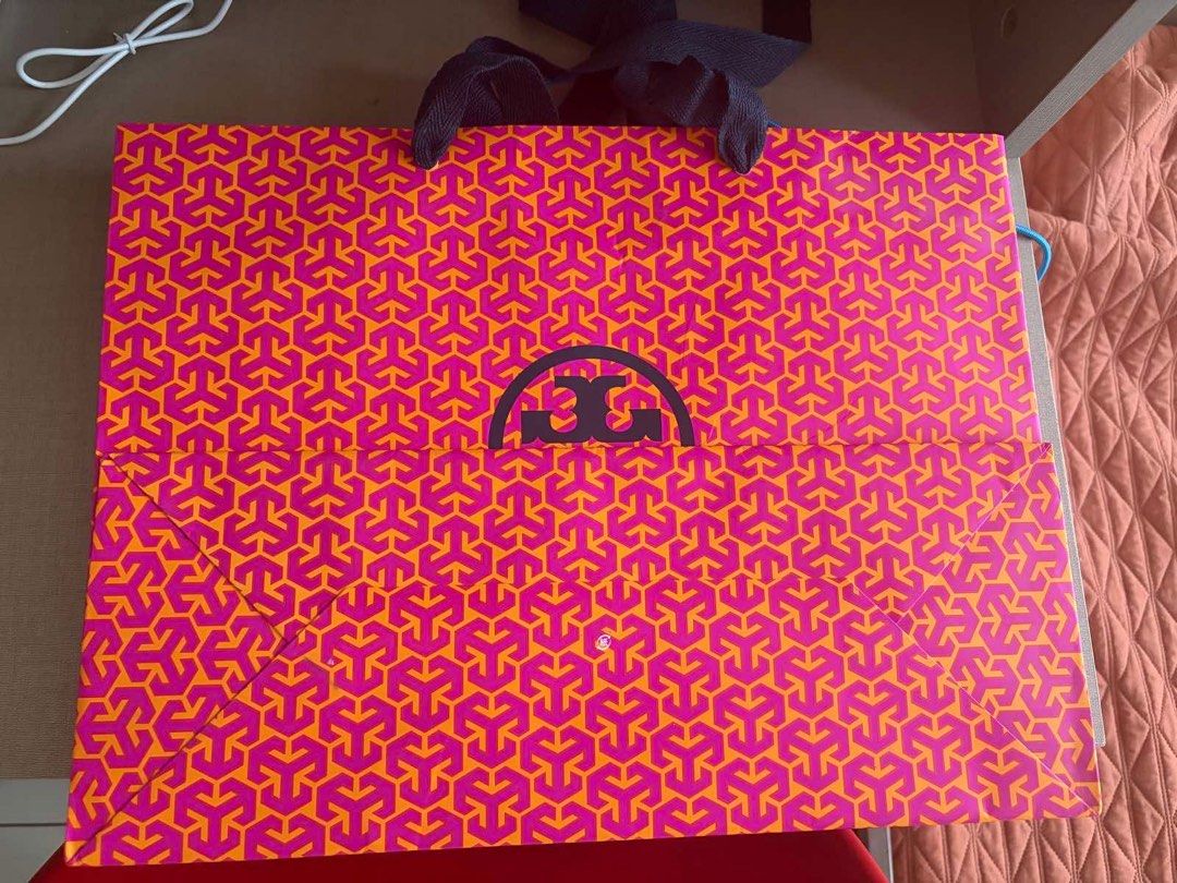 Tory Burch paperbag (Category: Luxury Bags & Wallets) located in Cebu City. Submitted by kiki_closet168 (Listing ID 1416722669, Image 2). Description: Size 16in x 11.75in x 5.75in Item is in Manila.