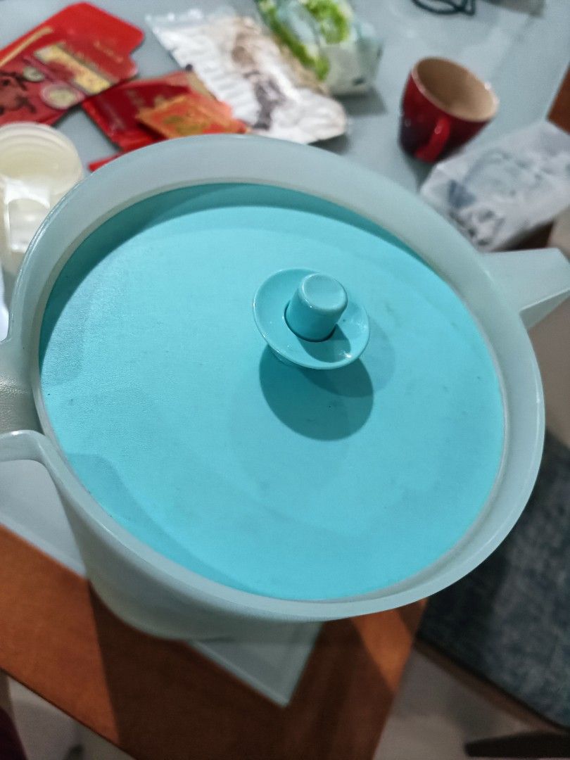Tupperware big pitcher (Category: Pitchers & Dispensers) located in Singapore. Submitted by shopqueen0326-25202 (Listing ID 1416747841, Image 2). Description: height 26cm diameter 16.5cm.