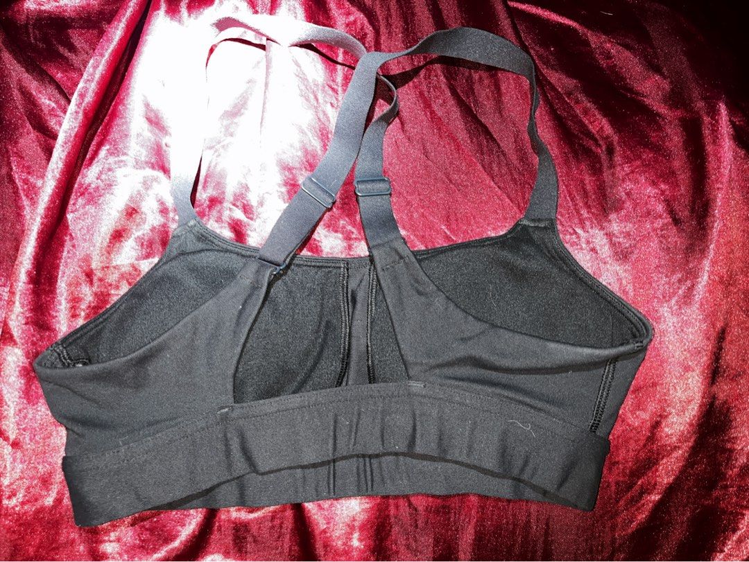 Under Armour Sports Bra (Category: Activewear) located in Cavite. Submitted by declutterringggggg (Listing ID 1416782005, Image 3). Description: - Black Under Armour sports bra - Racerback design - Adjustable straps - Under Armour logo on front - Includes padding - Made of stretchy material - Like new what you see is what you will get.
