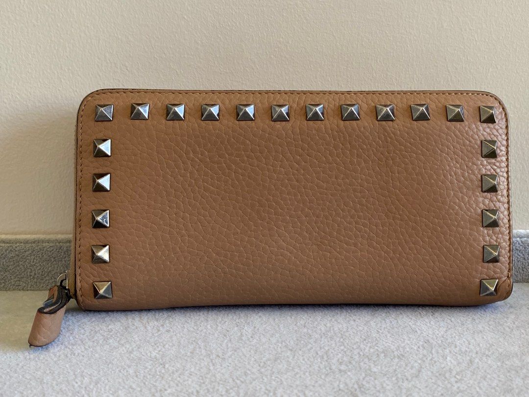 Valentino Garavani Rockstud Wallet (Category: Luxury Bags & Wallets) located in Iloilo. Submitted by eliseohana (Listing ID 1416684287, Image 2). Description: .
