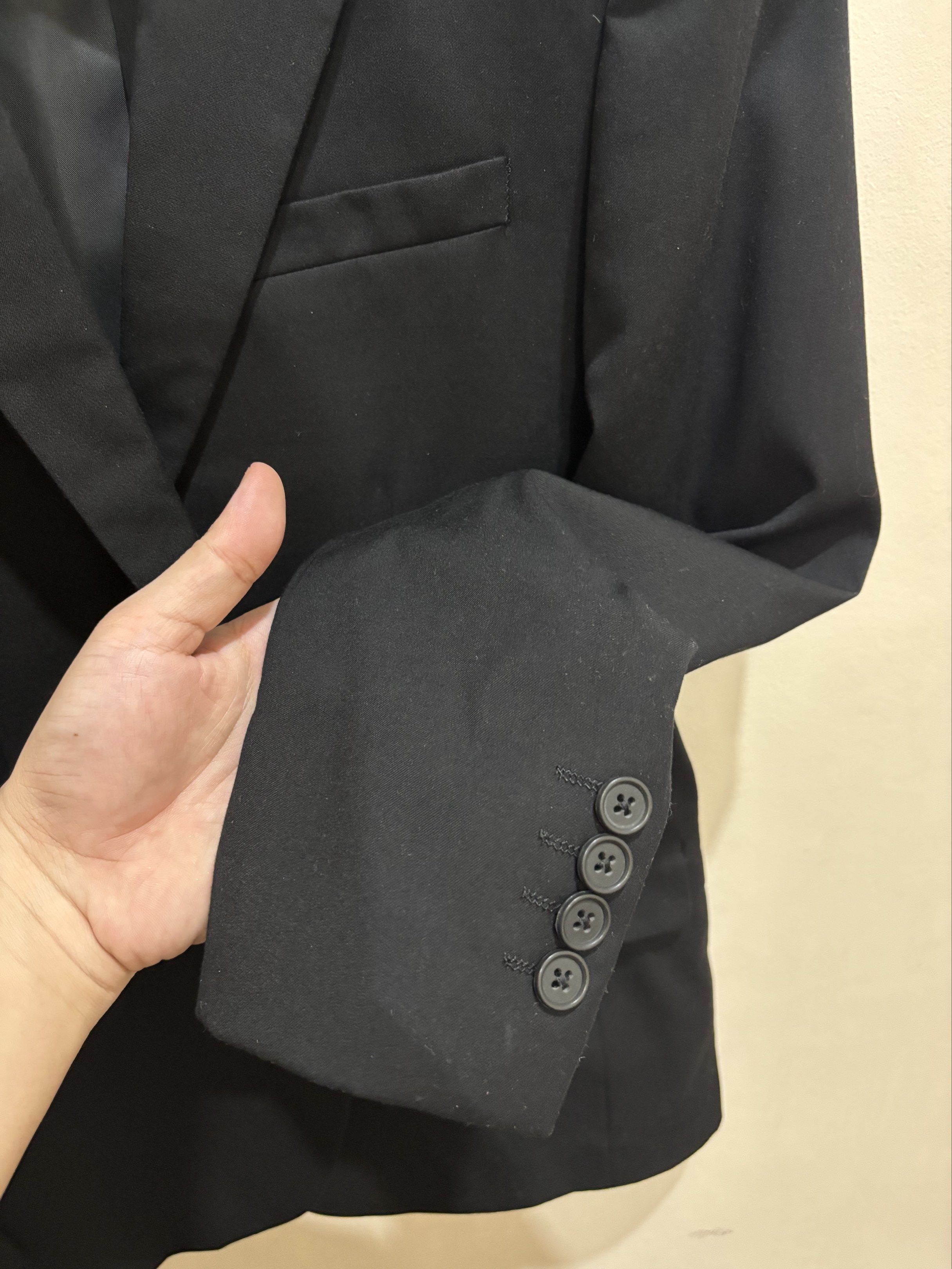 Van Heusen Black Coat (Category: Coats, Jackets and Outerwear) located in Agdangan. Submitted by palmroot (Listing ID 1416657486, Image 3). Description: Used this once for an event. Not my size anymore. 🥲.