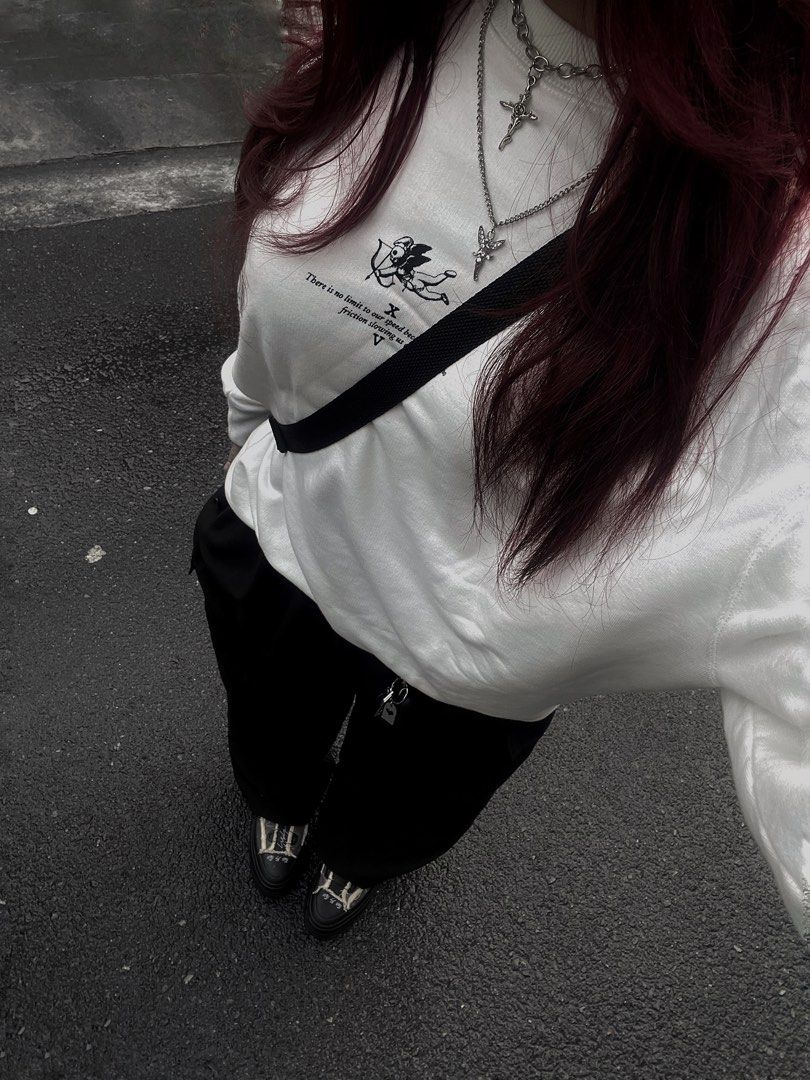 XVESSEL Purple Daisy White Sweatshirt (Category: Coats, Jackets and Outerwear) located in Manila. Submitted by 777_moonlight (Listing ID 1416780570, Image 3). Description: Used once for picture purposes only :) Too big for size small will give freebies til last ♡ .