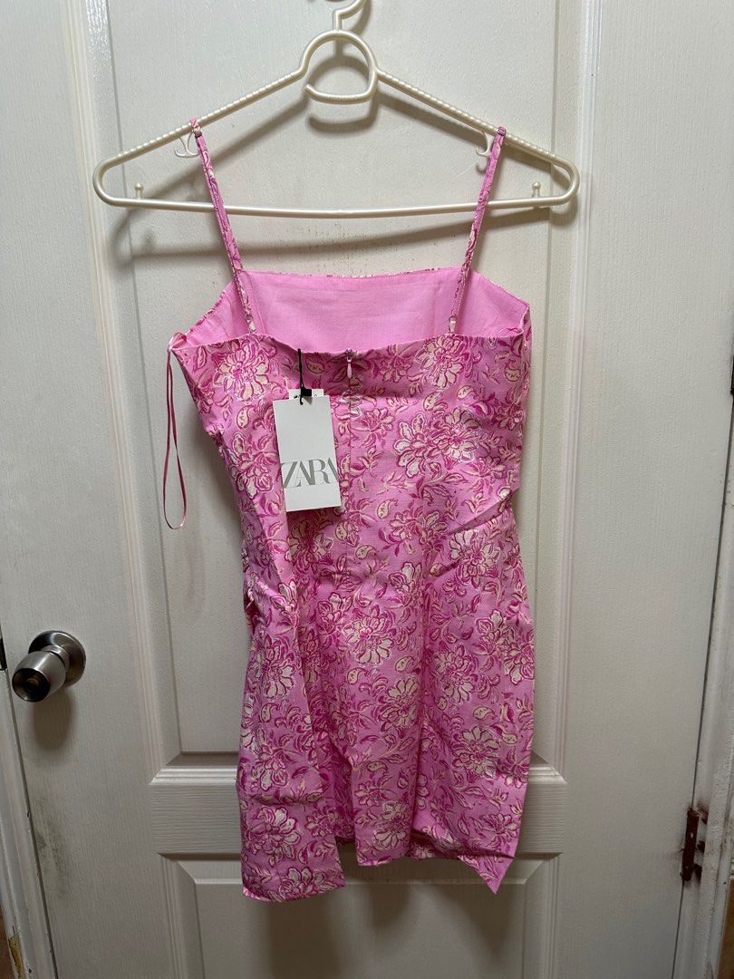Zara pink dress (Category: Dresses) located in Quezon City. Submitted by favesforless (Listing ID 1416688967, Image 3). Description: Brand new Never used Condition 10/10.