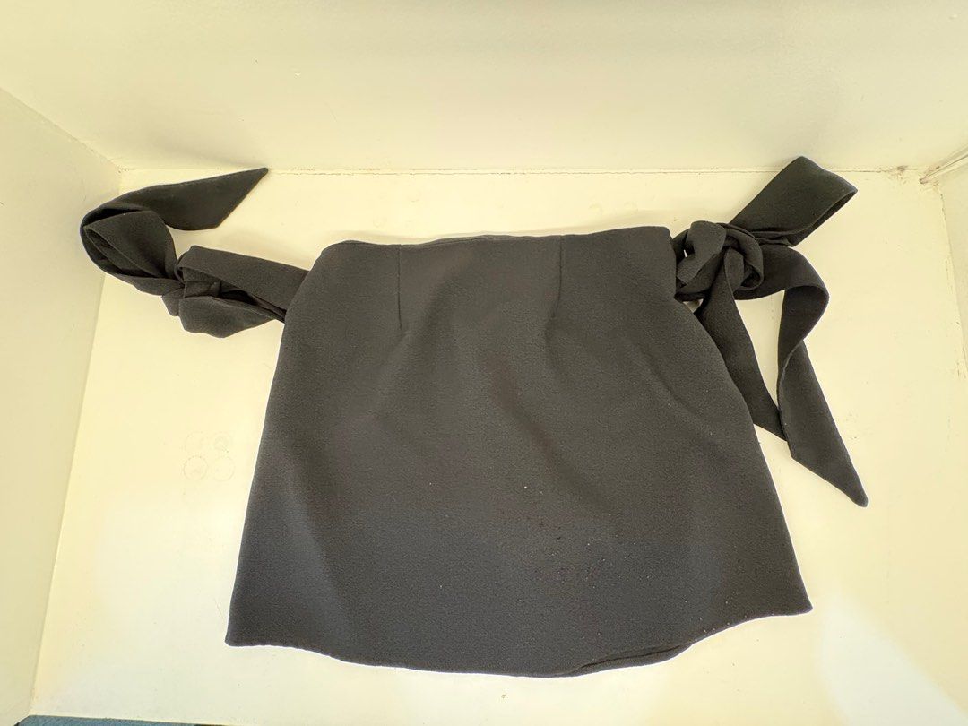 Zoo Label Brianna Top (Category: Others Tops) located in Makati City. Submitted by harekrisha (Listing ID 1416794584, Image 2). Description: Black off-shoulder top with tie details on the sleeves. Size M. Purchased in 2016 and not heavily used, but there is some pilling on the crepe fabric due to age and storage. This should be manageable with a fabric shaver. Still wearable and being sold as is..