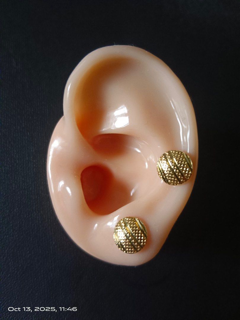 18Karat Gold Round Stud Earrings 2g 8.5mm (Category: Earrings) located in Manila. Submitted by mhar_declutter (Listing ID 1398006479, Image 3). Description: (used) 18Karat Gold Round Stud Earrings 2g 8.5mm - 18Karat Gold round stud earrings - diameter 8.5mm each - 2.0 grams - Shown on display ear and in hand - Classic style - Suitable for everyday wear.