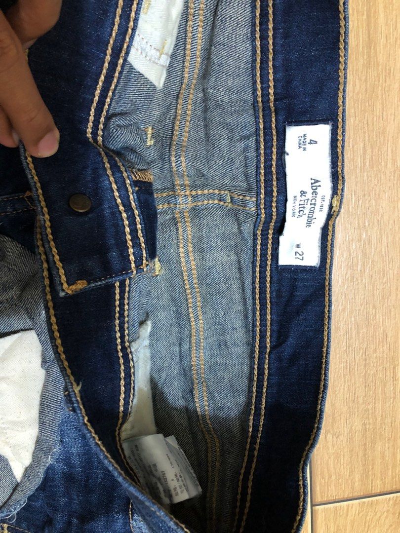 Abercrombie and fitch (Category: Shorts) located in Virac. Submitted by valll_ (Listing ID 1416978205, Image 3). Description: Size 27, 32 sa tape Length 8 Minimal issue small circle press Excellent 300 FREE SHIPPING.