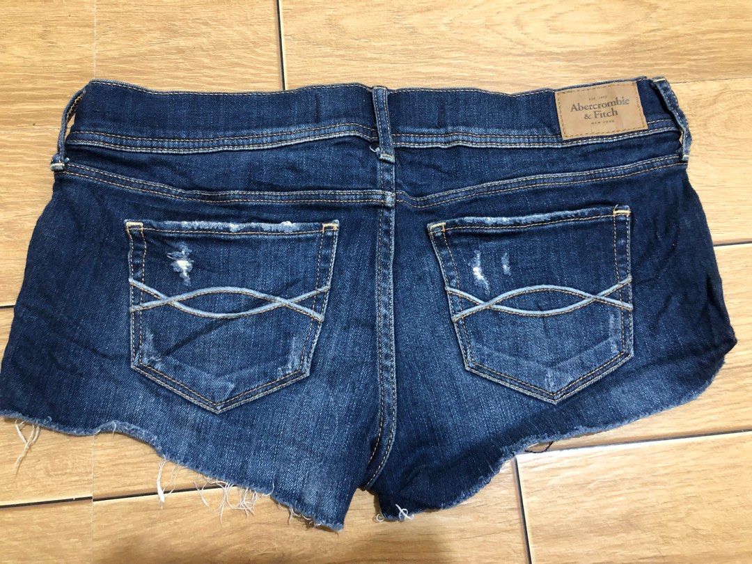 Abercrombie and fitch (Category: Shorts) located in Virac. Submitted by valll_ (Listing ID 1416978205, Image 2). Description: Size 27, 32 sa tape Length 8 Minimal issue small circle press Excellent 300 FREE SHIPPING.