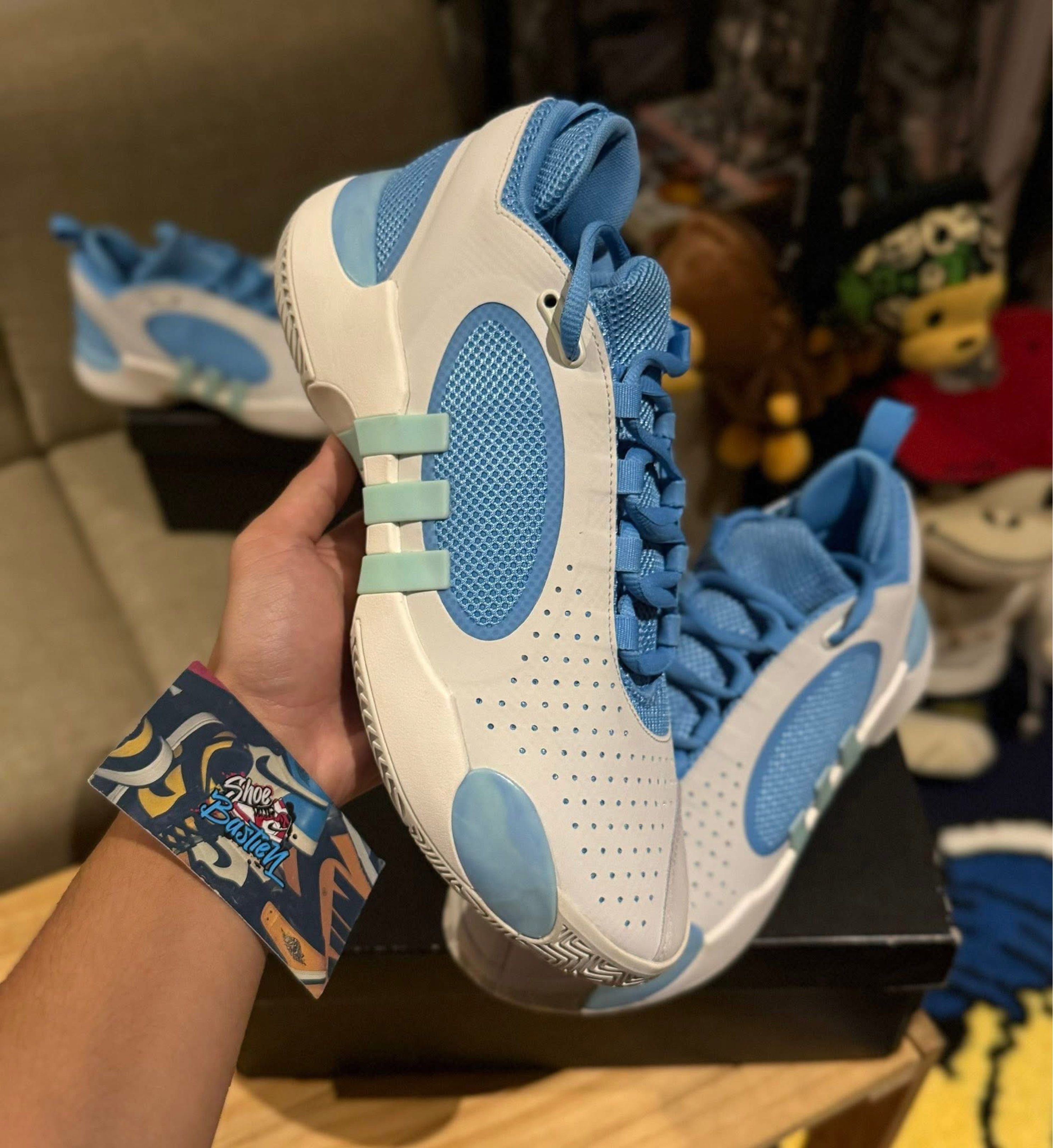 Adi Don Issue 5 (Category: Sneakers) located in Paranaque City. Submitted by shoebastien (Listing ID 1416933970, Image 2). Description: ₱2,795 ONLY Adi Don Issue 5 Size: 8.5 / 9.5 | Complete Brandnew | BELOW SRP(₱7,300).