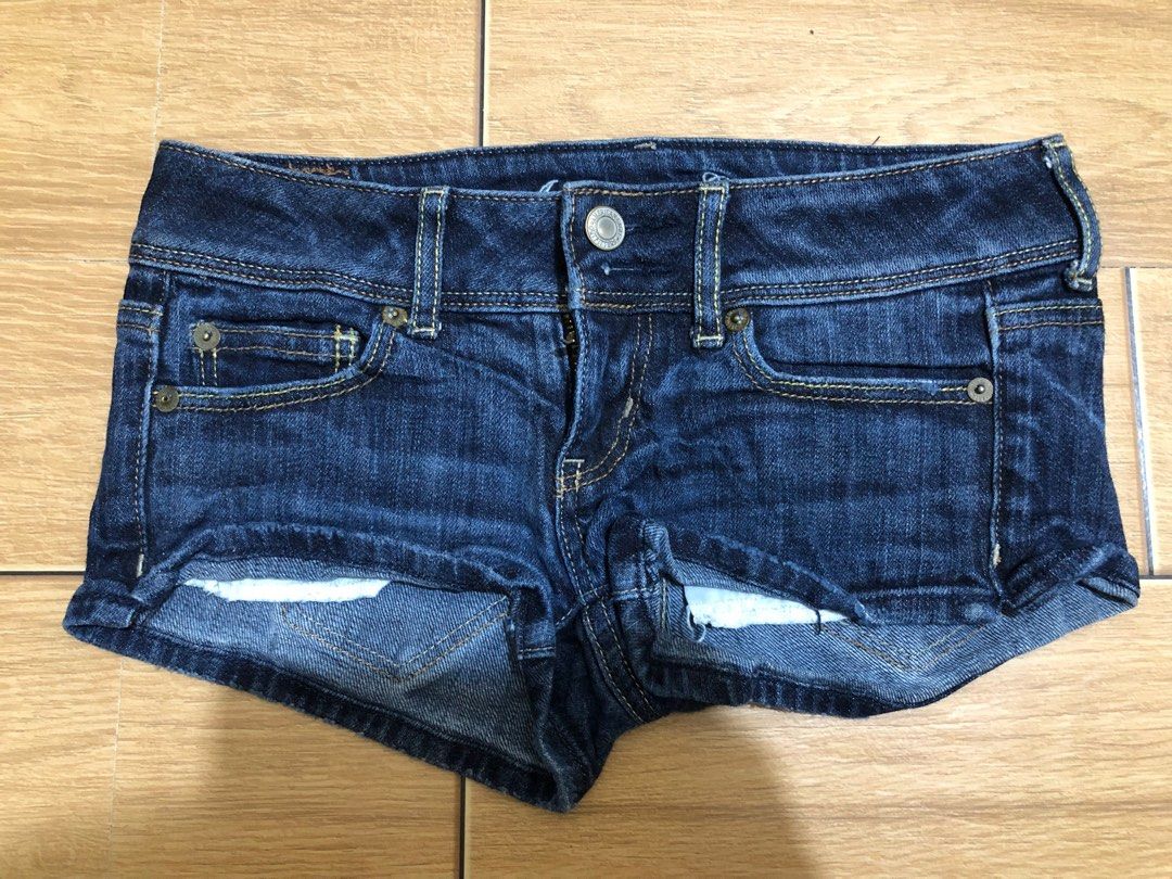 American Eagle (Category: Shorts) located in Virac. Submitted by valll_ (Listing ID 1416974350, Image 1). Description: Size 28 Length 6 No issue .