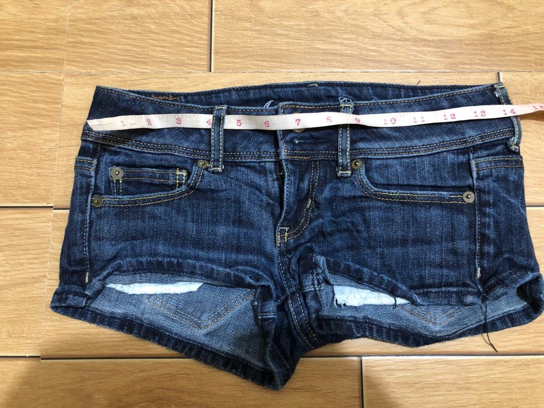 American Eagle (Category: Shorts) located in Virac. Submitted by valll_ (Listing ID 1416974350, Image 3). Description: Size 28 Length 6 No issue .