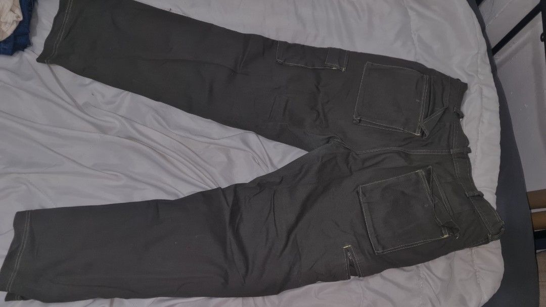 Army Green Cargo Pants (Category: Jeans) located in Quezon City. Submitted by bubugom (Listing ID 1416975997, Image 1). Description: Army Green cargo pants - check photos for medida sizing - unisex LOC: Brgy. Pasong Tamo, QC MOD: GRAB, Lalamove, JNT MOP: GCASH, BPI, GoTyme (NO COD & ABONO).