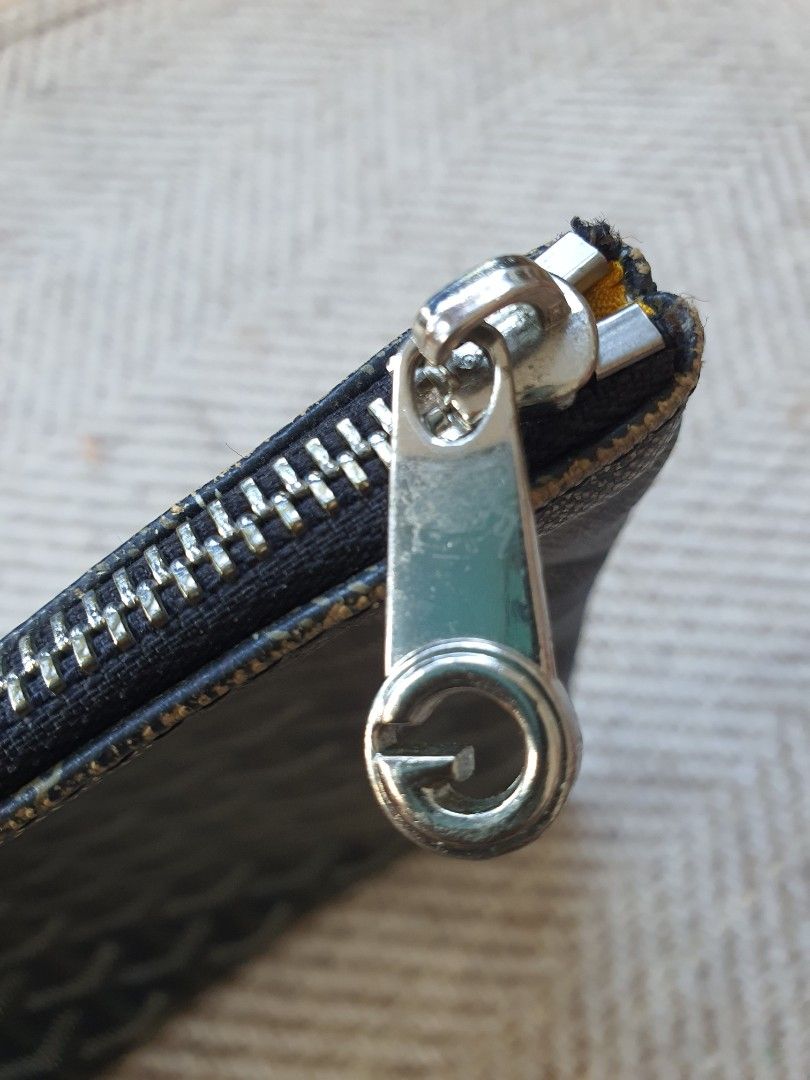 Authentic Goyard Honore Paris Pouch (Category: Luxury Bags & Wallets) located in Cagayan de Oro. Submitted by real_luxe (Listing ID 1416887786, Image 3). Description: Rubbings on the edges and peel off at the pocket .