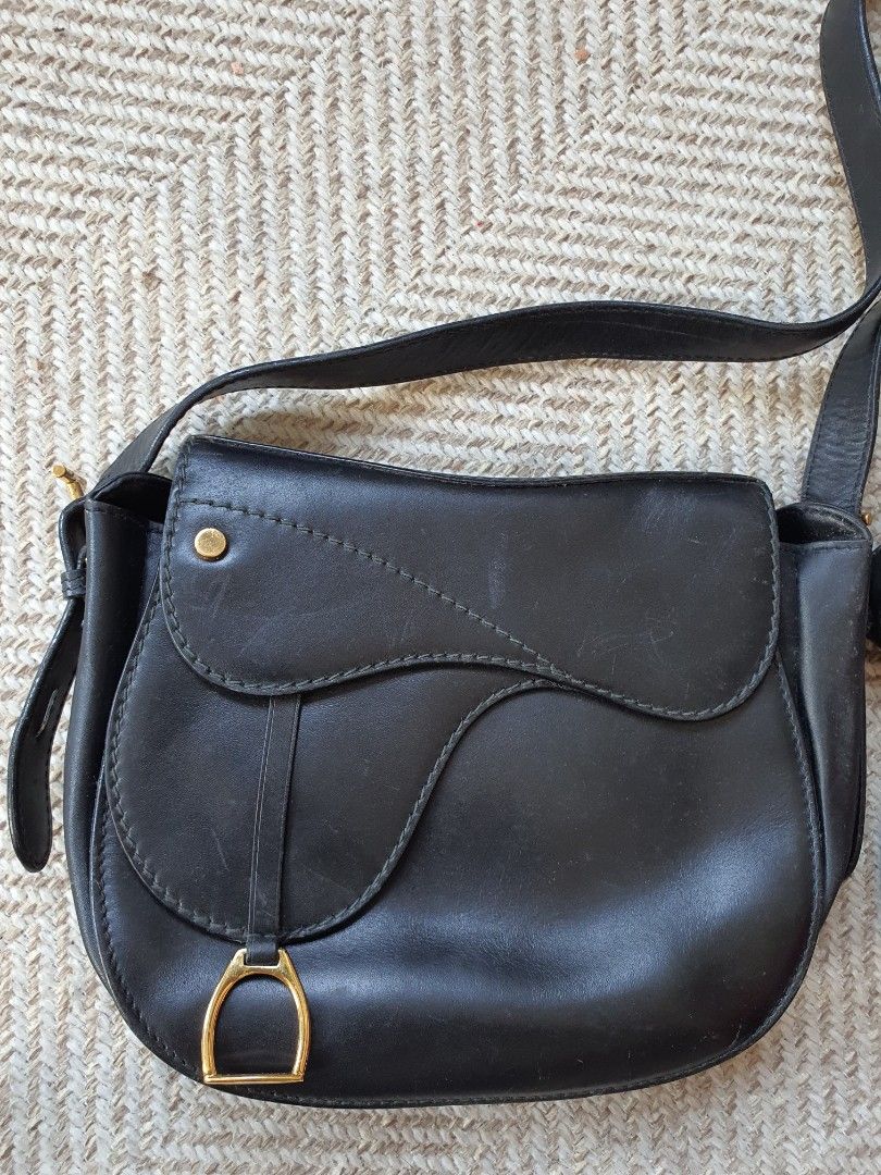 Authentic Gucci Black Leather Sling Bag (Category: Luxury Bags & Wallets) located in Cagayan de Oro. Submitted by real_luxe (Listing ID 1416886375, Image 2). Description: Vintage Gucci.