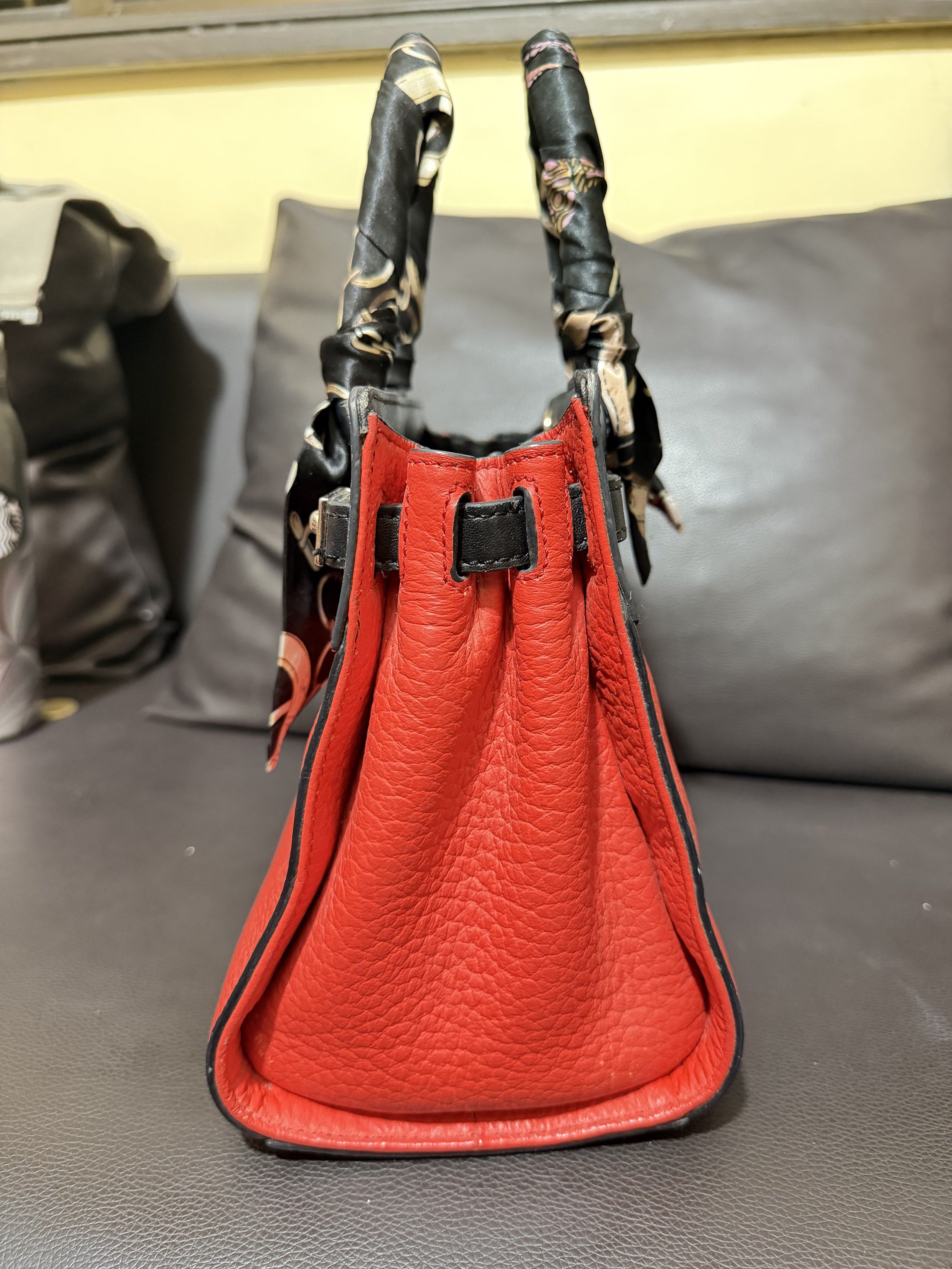 Authentic Kate Spade Handbag (Category: Luxury Bags & Wallets) located in Manila. Submitted by just.tyn (Listing ID 1417017946, Image 3). Description: Authentic Kate Spade In excellent condition with minimal signs of use Super ganda pa nya and Elegant Nagbabawas lang ako ng personal bags ko.