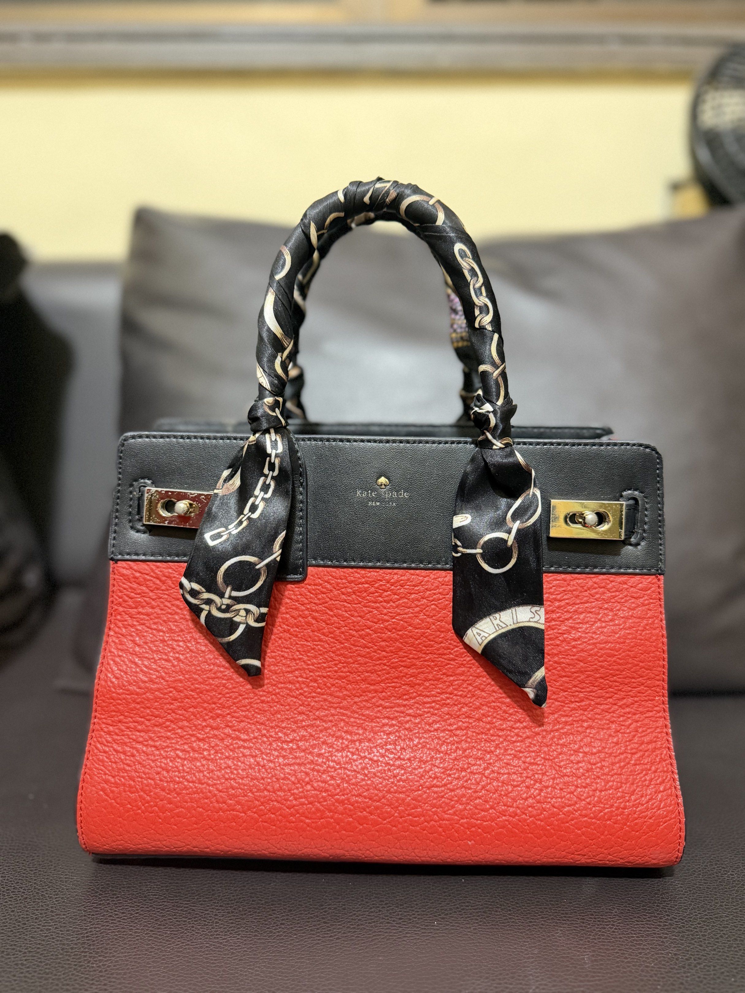 Authentic Kate Spade Handbag (Category: Luxury Bags & Wallets) located in Manila. Submitted by just.tyn (Listing ID 1417017946, Image 1). Description: Authentic Kate Spade In excellent condition with minimal signs of use Super ganda pa nya and Elegant Nagbabawas lang ako ng personal bags ko.
