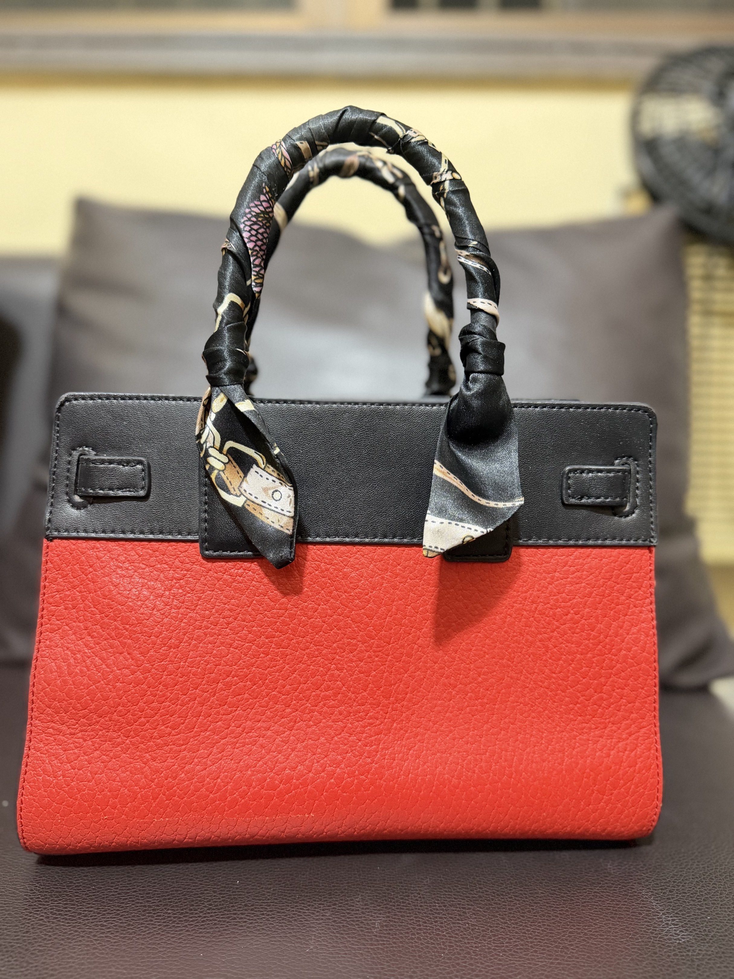 Authentic Kate Spade Handbag (Category: Luxury Bags & Wallets) located in Manila. Submitted by just.tyn (Listing ID 1417017946, Image 2). Description: Authentic Kate Spade In excellent condition with minimal signs of use Super ganda pa nya and Elegant Nagbabawas lang ako ng personal bags ko.