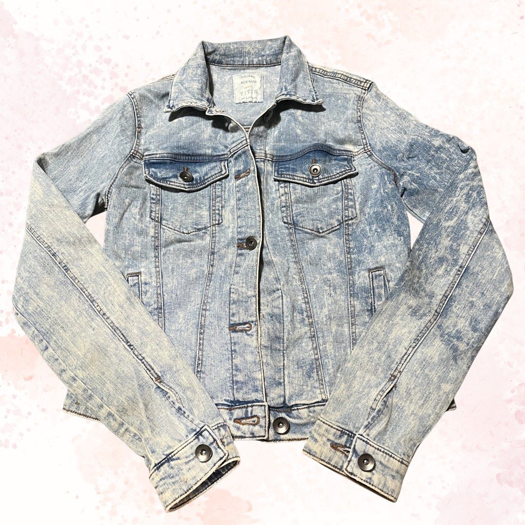 Bershka Lighwash Authentic Denim Jacket (Category: Coats, Jackets and Outerwear) located in Manila. Submitted by 9013cm (Listing ID 1416960887, Image 1). Description: With 1 missing button Size SMALL, fits xs-s ₱100 ❗️Please read the TERMS AND CONDITIONS before transacting MOP: GCash, Maya, or cash upon meet up (NO COD) MOD: J&T, Lalamove, or meet up around Dapitan area only Location: Sampaloc Manila.