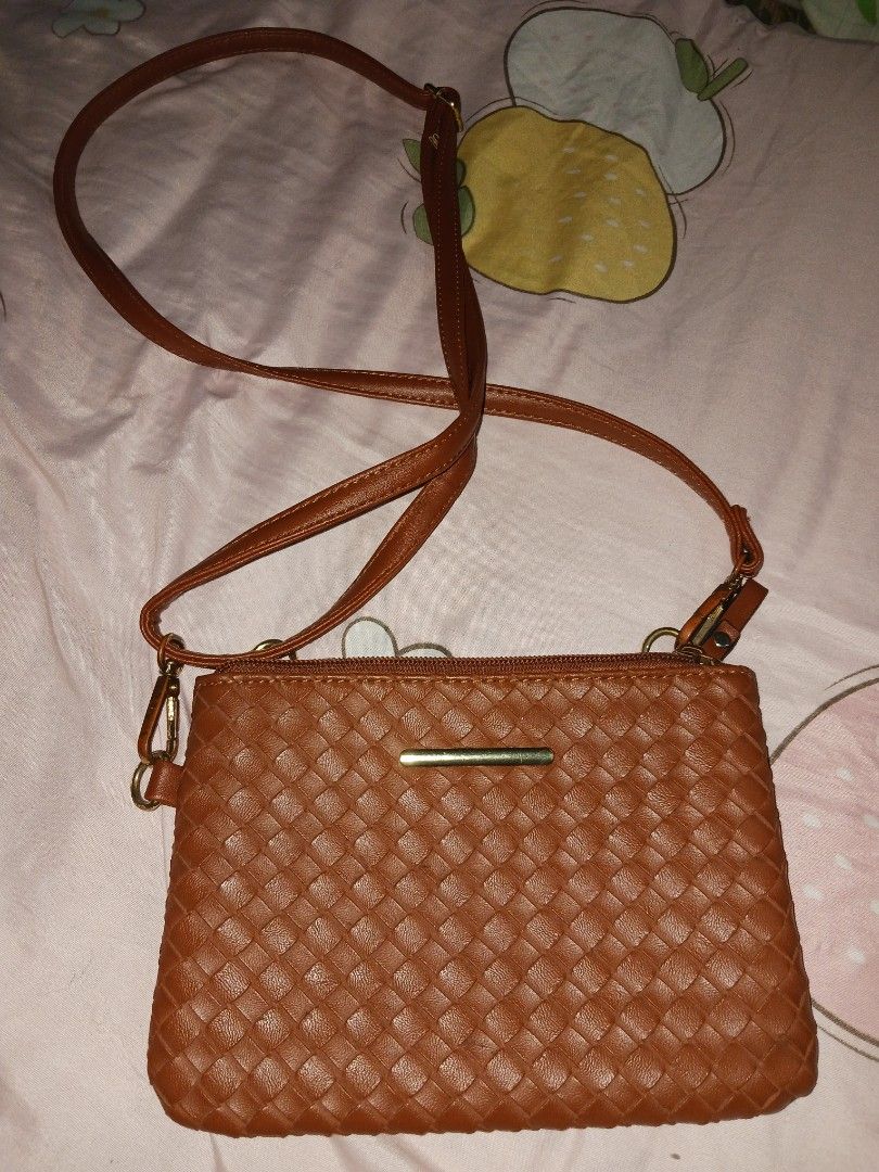 Brown Woven Crossbody Bag (US Bought) (Category: Cross-body Bags) located in Naga. Submitted by havenaid (Listing ID 1416888606, Image 1). Description: - Brown crossbody bag - Woven design - Long strap - Zipper closure - Small gold-colored accent - Interior pocket - Made of man-made material - "Una Talla" (One Size) Elegant woven-style crossbody bag in a classic brown tone. Bought from the US, with a structured yet lightweight feel. Features a zi