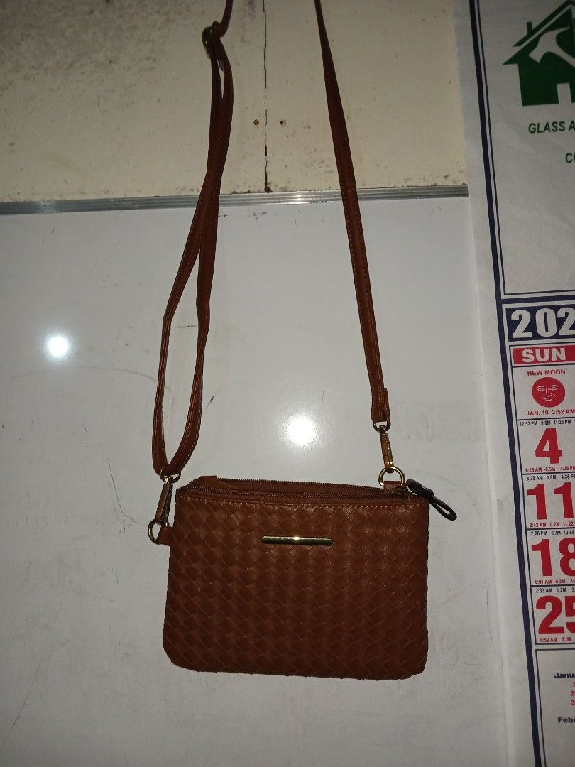Brown Woven Crossbody Bag (US Bought) (Category: Cross-body Bags) located in Naga. Submitted by havenaid (Listing ID 1416888606, Image 2). Description: - Brown crossbody bag - Woven design - Long strap - Zipper closure - Small gold-colored accent - Interior pocket - Made of man-made material - "Una Talla" (One Size) Elegant woven-style crossbody bag in a classic brown tone. Bought from the US, with a structured yet lightweight feel. Features a zi