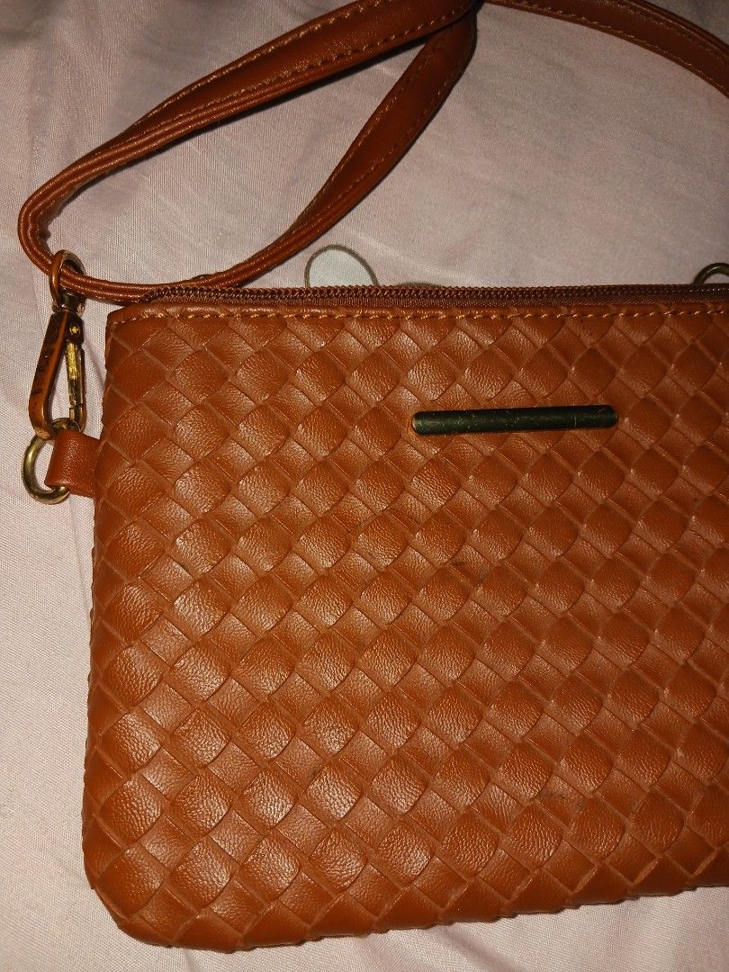 Brown Woven Crossbody Bag (US Bought) (Category: Cross-body Bags) located in Naga. Submitted by havenaid (Listing ID 1416888606, Image 3). Description: - Brown crossbody bag - Woven design - Long strap - Zipper closure - Small gold-colored accent - Interior pocket - Made of man-made material - "Una Talla" (One Size) Elegant woven-style crossbody bag in a classic brown tone. Bought from the US, with a structured yet lightweight feel. Features a zi