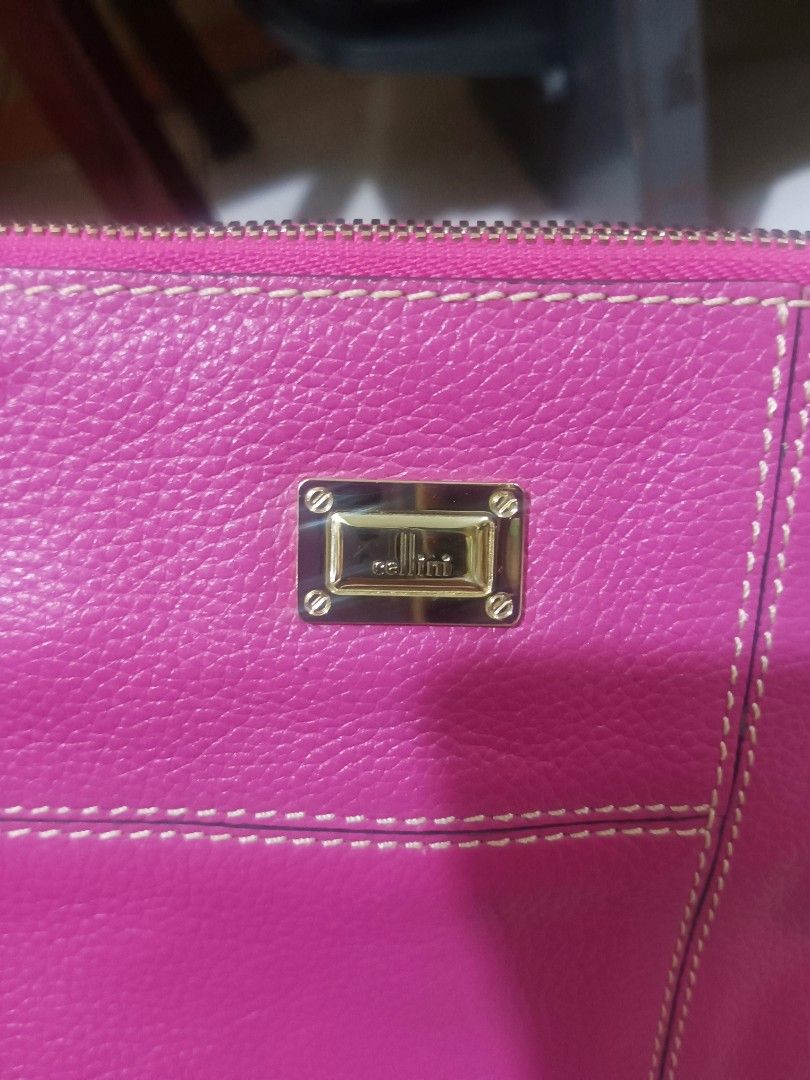 Cellini Genuine Leather Crossbody Bag (Category: Cross-body Bags) located in Bacoor. Submitted by mms123mms (Listing ID 1416900426, Image 3). Description: this is light weight sling bag tagal Ng naka stock from my balikbayan box galing Canada pero dimanlang sya nagbakbak Ganda Ng pagka leather nya parang coach pero mas bet ko pa nga ito sa coach bag eh. .