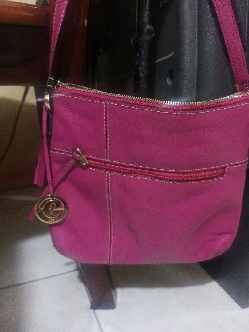 Cellini Genuine Leather Crossbody Bag (Category: Cross-body Bags) located in Bacoor. Submitted by mms123mms (Listing ID 1416900426, Image 2). Description: this is light weight sling bag tagal Ng naka stock from my balikbayan box galing Canada pero dimanlang sya nagbakbak Ganda Ng pagka leather nya parang coach pero mas bet ko pa nga ito sa coach bag eh. .