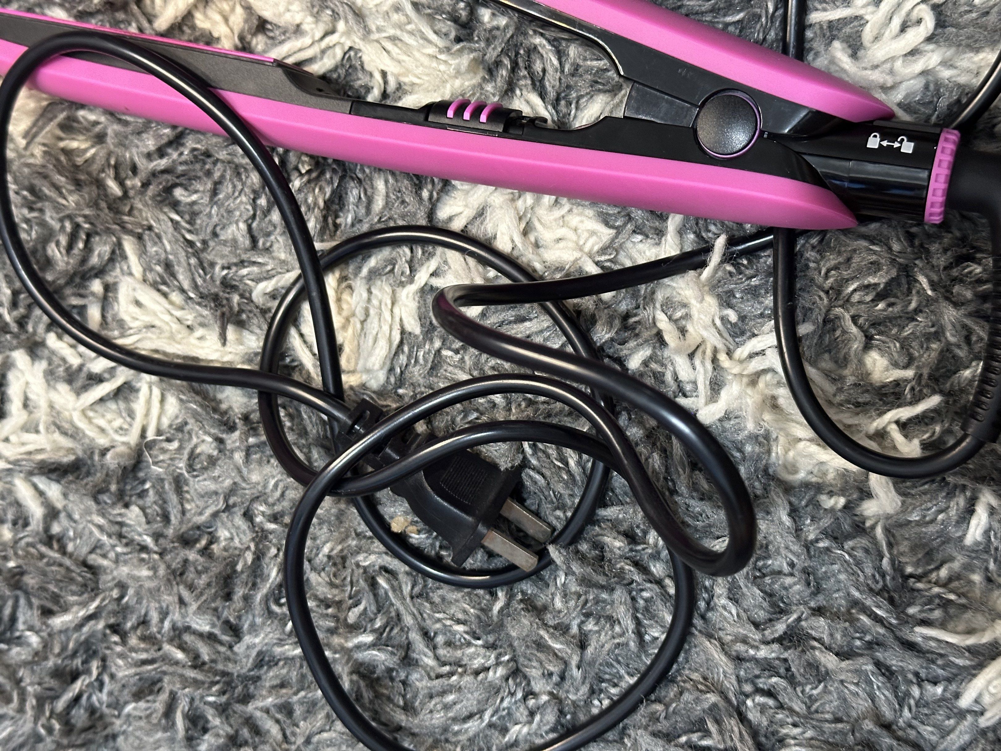CERAMIC HAIR STRAIGHTENER (Category: Hair) located in San Juan City. Submitted by declutterbykrispy (Listing ID 1416935384, Image 2). Description: Ceramic hair straightener in very good condition . Used once Bought in watsons..