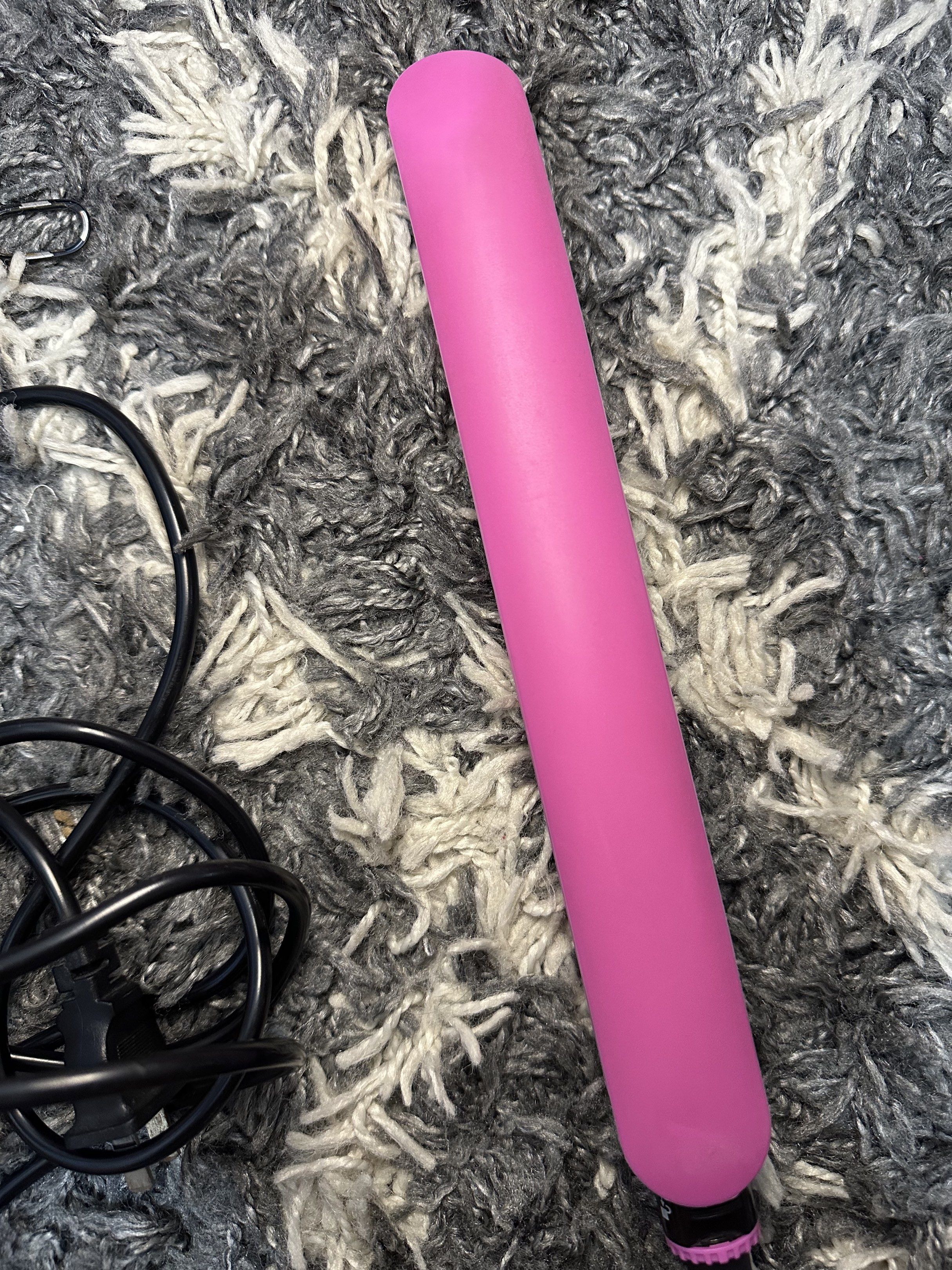 CERAMIC HAIR STRAIGHTENER (Category: Hair) located in San Juan City. Submitted by declutterbykrispy (Listing ID 1416935384, Image 3). Description: Ceramic hair straightener in very good condition . Used once Bought in watsons..