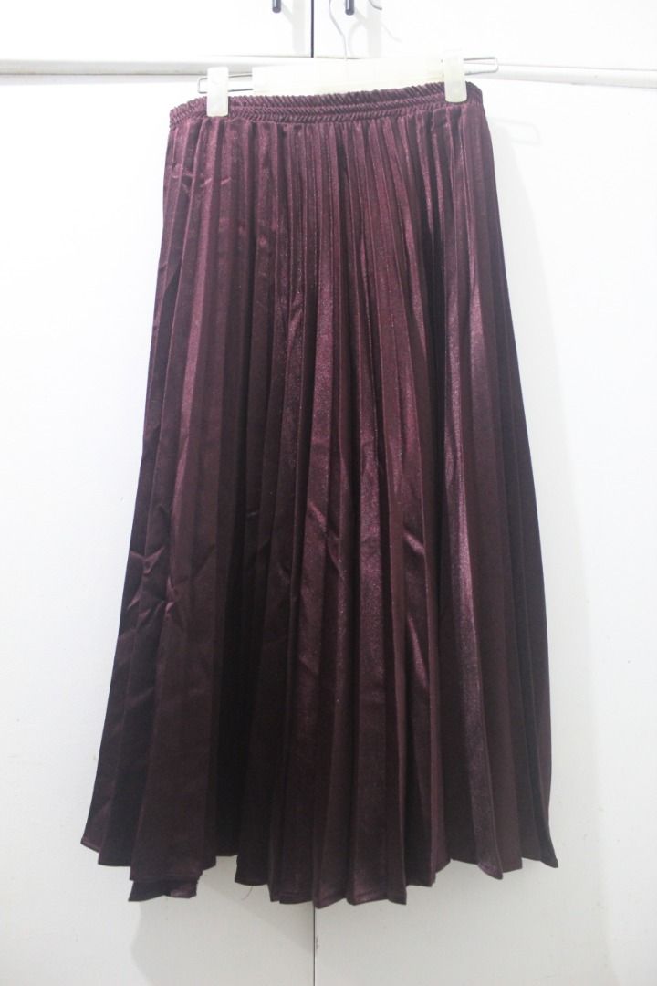 Chicwish Pleated Wine Maxi Skirt (Category: Skirts) located in Paranaque City. Submitted by spunknspice (Listing ID 1416935654, Image 3). Description: ✧ Size fits M-L ✧ Elastic waistband ✧ Flowy and great material ✧ Used only once ✧ All items are washed and cleaned ✧ Message for more measurements ✧ Negotiable for sure buyers! ✧ 100 pesos off for 3 purchases or more! ✧ MOD: Gcash only ✧ RFS: Decluttering.