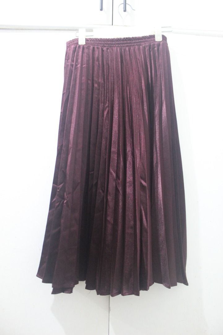 Chicwish Pleated Wine Maxi Skirt (Category: Skirts) located in Paranaque City. Submitted by spunknspice (Listing ID 1416935654, Image 2). Description: ✧ Size fits M-L ✧ Elastic waistband ✧ Flowy and great material ✧ Used only once ✧ All items are washed and cleaned ✧ Message for more measurements ✧ Negotiable for sure buyers! ✧ 100 pesos off for 3 purchases or more! ✧ MOD: Gcash only ✧ RFS: Decluttering.