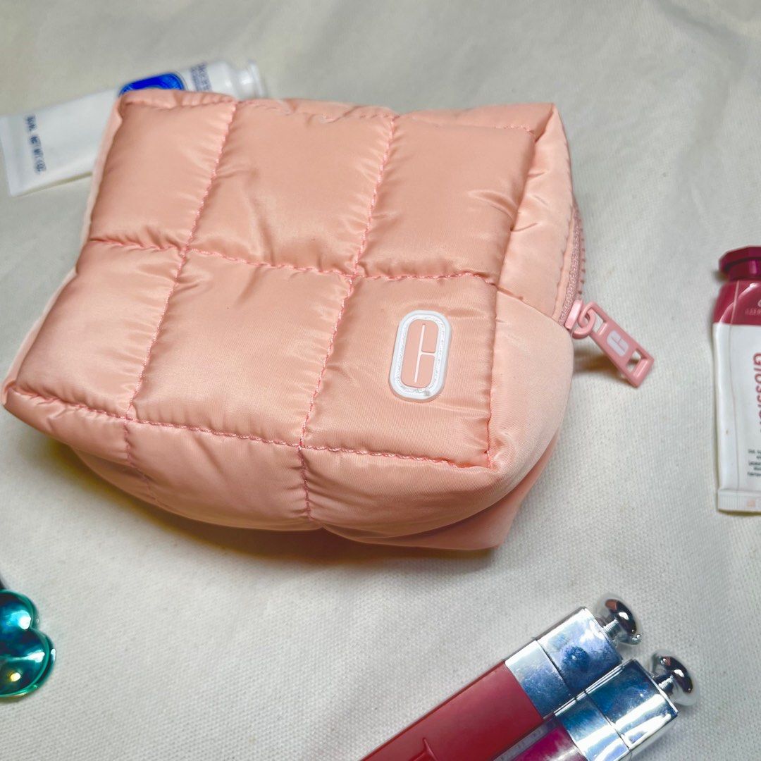 Clinique Puffy Pouch (Category: Purses & Pouches) located in Norzagaray. Submitted by rss13 (Listing ID 1416949940, Image 1). Description: It features a puffy quilted design and a zip closure. The pouch is made of polyester and silk cotton. It's perfect for storing your makeup or other small essentials. The pouch is in a soft pink color..