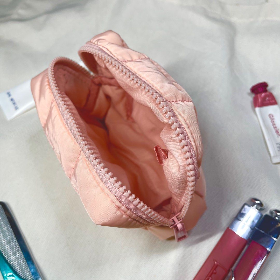 Clinique Puffy Pouch (Category: Purses & Pouches) located in Norzagaray. Submitted by rss13 (Listing ID 1416949940, Image 3). Description: It features a puffy quilted design and a zip closure. The pouch is made of polyester and silk cotton. It's perfect for storing your makeup or other small essentials. The pouch is in a soft pink color..